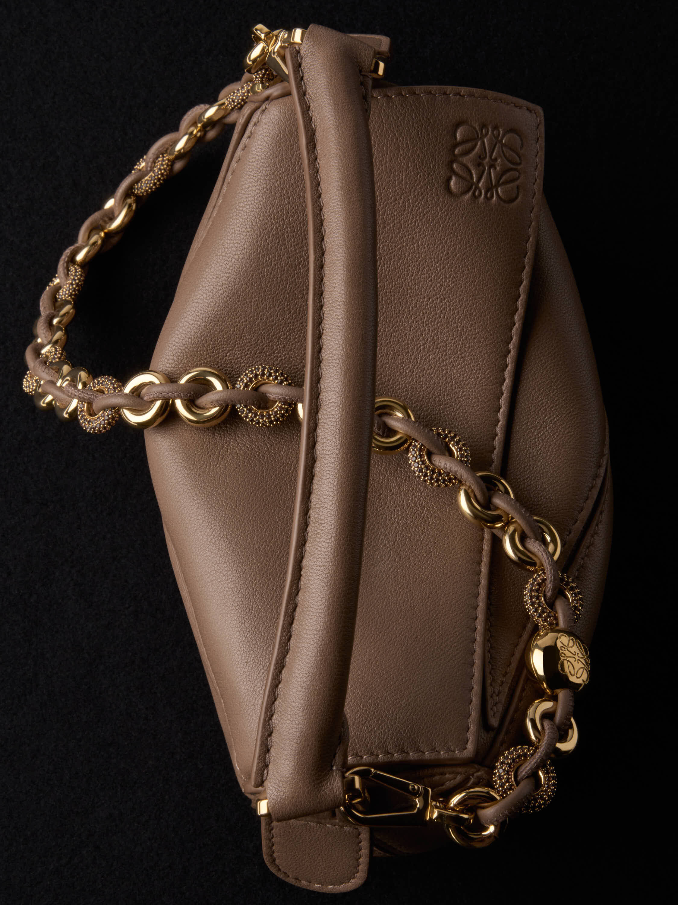 高級名入れバッグのギフトアイデア｜LOEWE - LOEWE